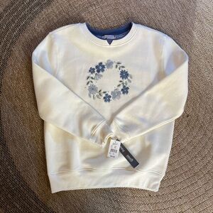 NWT White crewneck sweatshirt w/blue floral embroidery Hasting & Smith Petite M